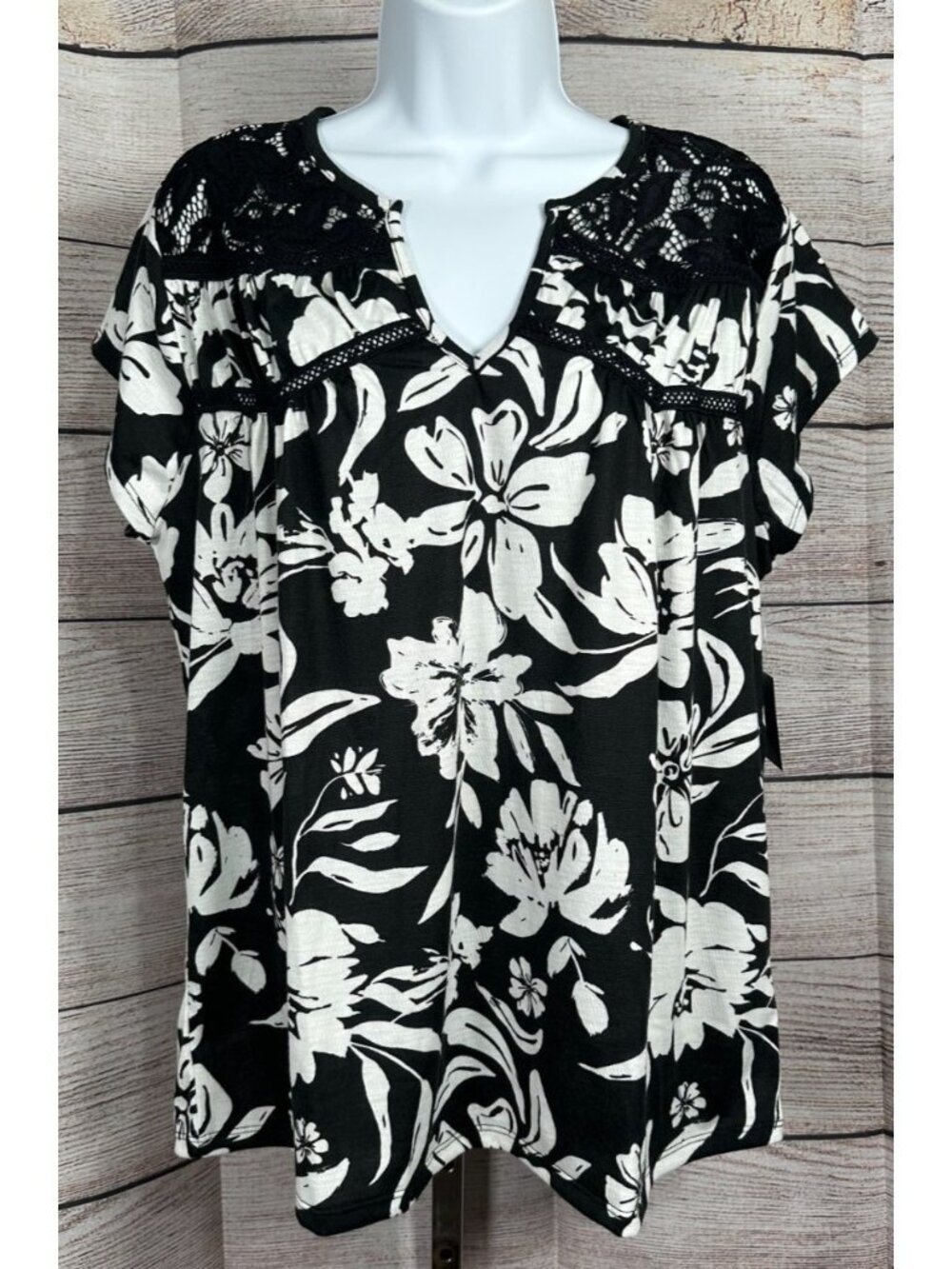 Absolutely Famous Floral Blouse XL Black V Neck Short Sleeve Lace Accent NWT